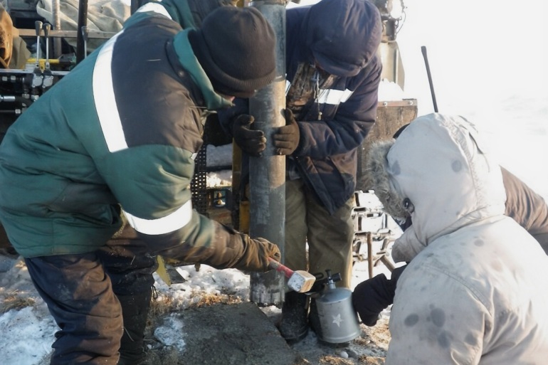 قطعة من لب التربة الصقيعية المحفورة تم استخراجها أثناء عمليات الحفر في جزر سيبيريا الجديدة في شمال شرق سيبيريا. المصدر: Lutz Schirrmeister ، معهد ألفريد فيجنر