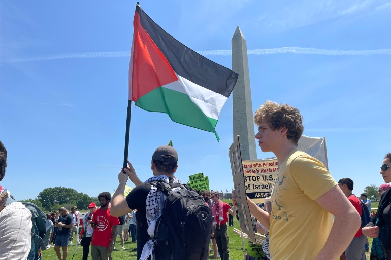 شاب-فلسطيني-أميركي-يرفع-علم-بلاده-أمام-نصب-واشنطن-التذكاري-