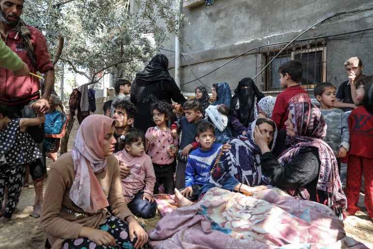 غزة: عائلة نبهان تجلس في الشارع بعد قصف منزلها في مخيم جباليا