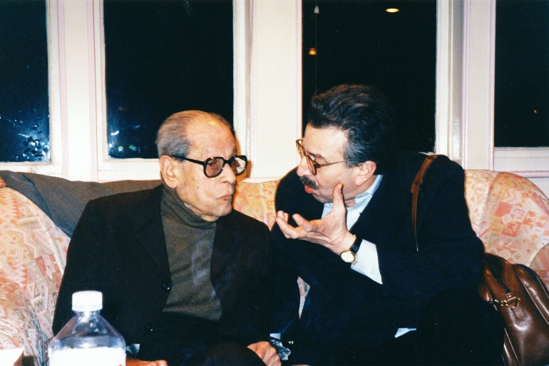 المترجم والكاتب فاروق مردم بك (يمين( مع الكاتب نجيب محفوظ عام 1999 مواقع التواصل