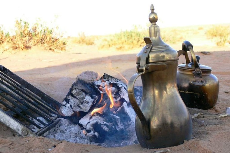الشاي والقهوة حاضرة في ملتقى شباب البدو أثناء عيد الفطر بسيناء (الجزيرة)