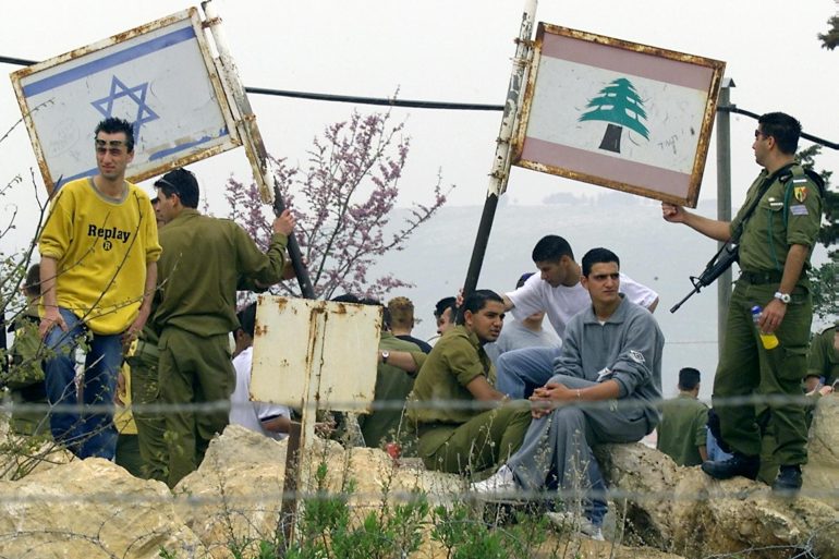 Israeli soldiers listen to a briefing at the Good Fence crossing at the Israel-Lebanese border 03 April 2000. SLA commander Gen. Antoine Lahad said at a press conference that the militia will "continue to exist" even after Israel's planned unilateral withdrawal from its self-declared security zone in southern Lebanon. (ELECTRONIC IMAGE) (Photo by SVEN NACKSTRAND / AFP) (Photo credit should read SVEN NACKSTRAND/AFP via Getty Images)