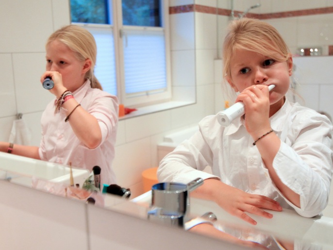 يمكن للأطفال تنظيف أسنانهم بأنفسهم بدءاً من عمر ثلاث سنوات. (النشر مجاني لعملاء وكالة الأنباء الألمانية "dpa". لا يجوز استخدام الصورة إلا مع النص المذكور وبشرط الإشارة إلى مصدرها.) عدسة: dpa