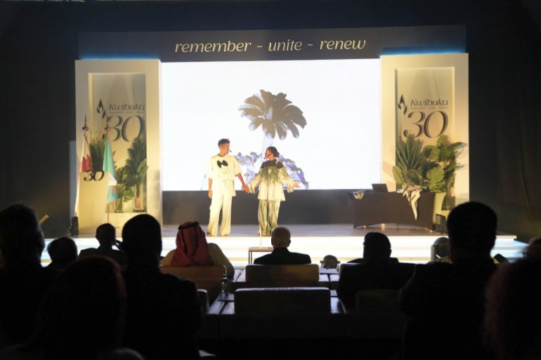 أواماهورو قدمت عرضا مسرحيا استعرضت خلاله قصة الإبادة الجماعية ومراحل بناء رواندا الجديدة (الجزيرة)