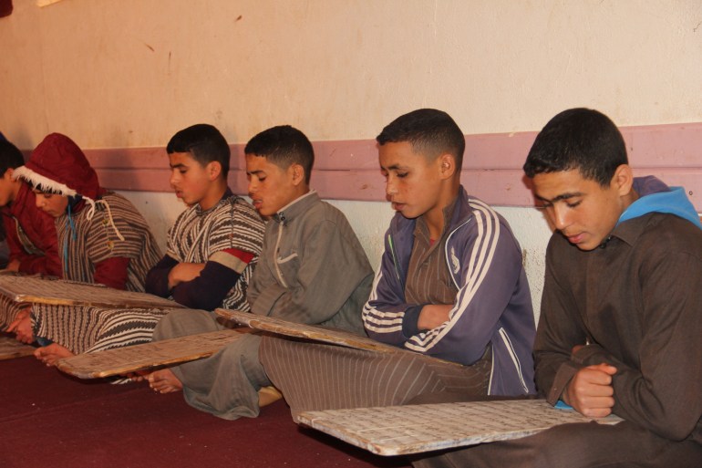 طلبة يواصلون حفظ القرآن الكريم على الألواح
